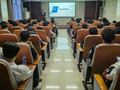 <strong>学院员代表及2023级本科生代表加入演讲会</strong>